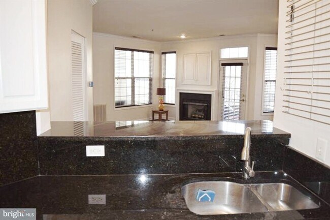 Building Photo - When luxury living, convenience and affordability converge the result is magical! Amazing location!