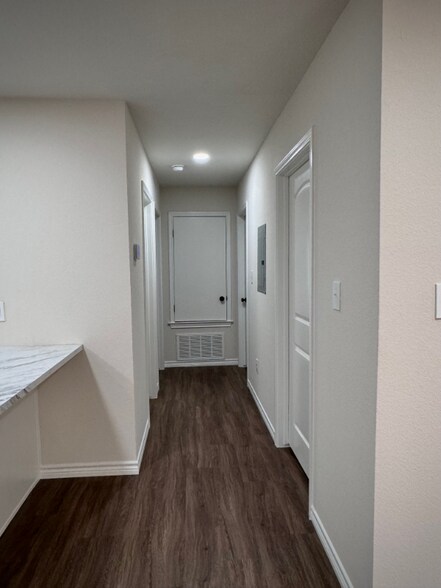 Building Photo - 102 Pecan Dr