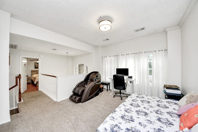 Building Photo - 922 Bayhill Dr