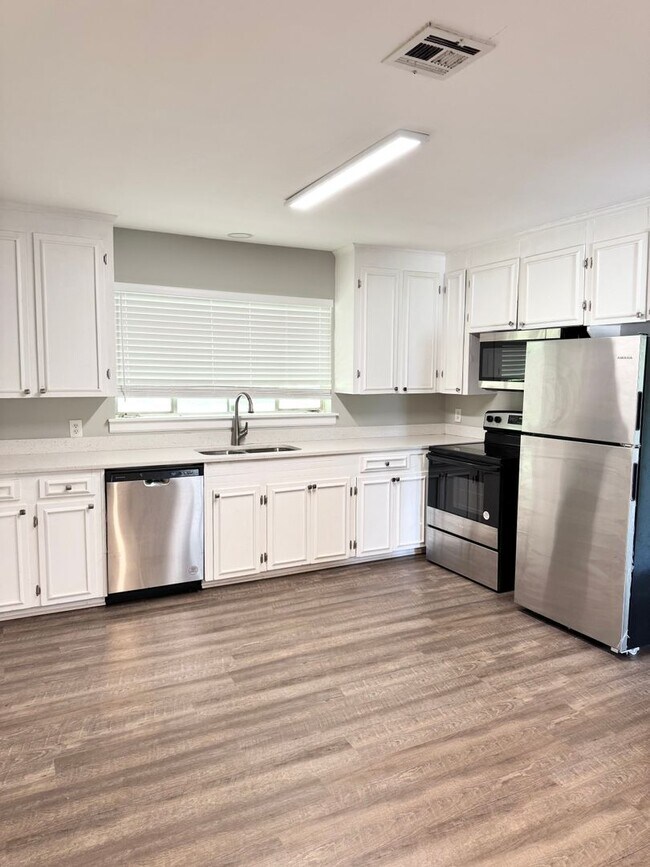 Building Photo - ** 4 Bed 2 Bath located in Morningview ** Call 334-366-9198 to schedule a self tour