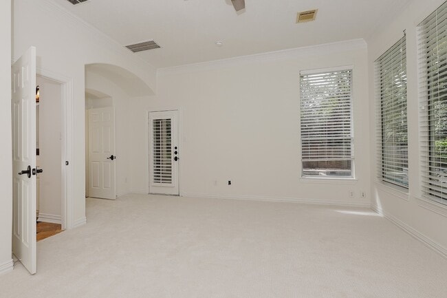 Building Photo - 122 E Lansdowne Cir