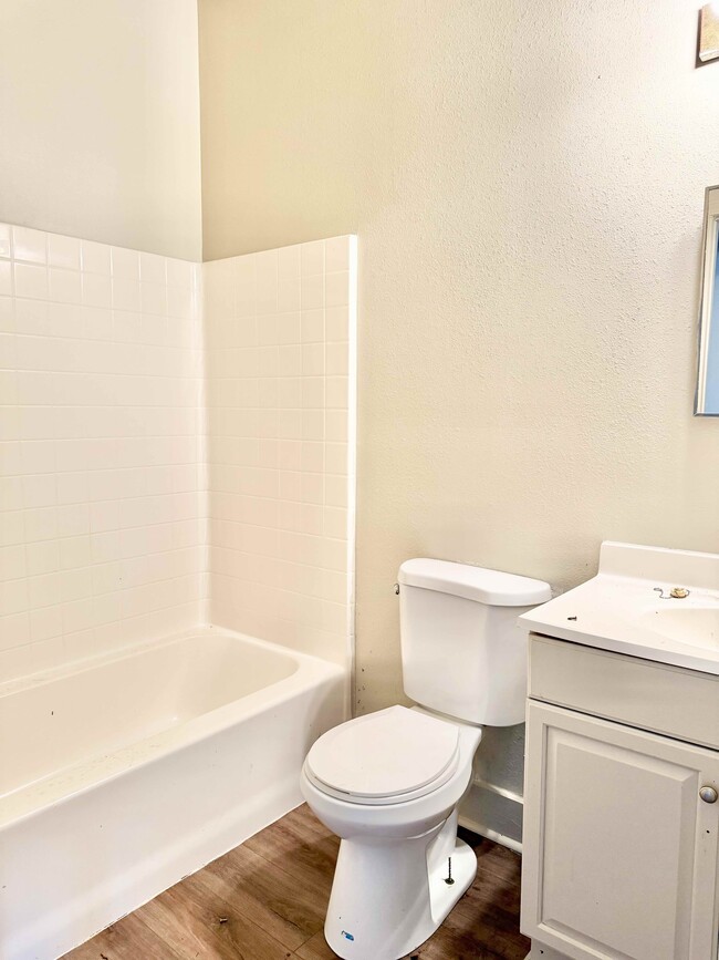 Building Photo - 1606 Myrtle Walk St