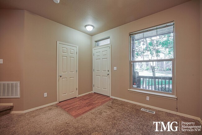 Building Photo - 1495 NE Lockheart Ln