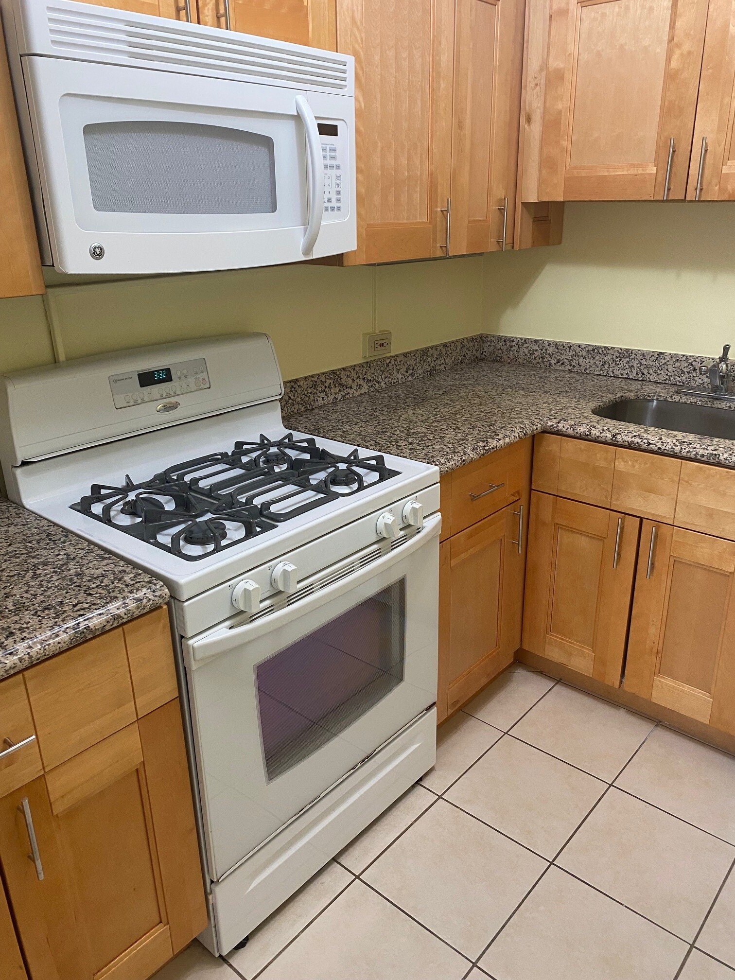Kitchen, gas range and Microwave - 3000 Spout Run Pkwy