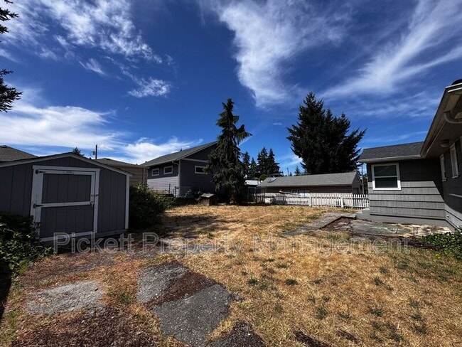 Building Photo - 631 Bertha Ave