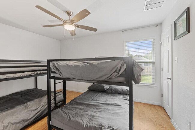 Building Photo - 404 Sloan St