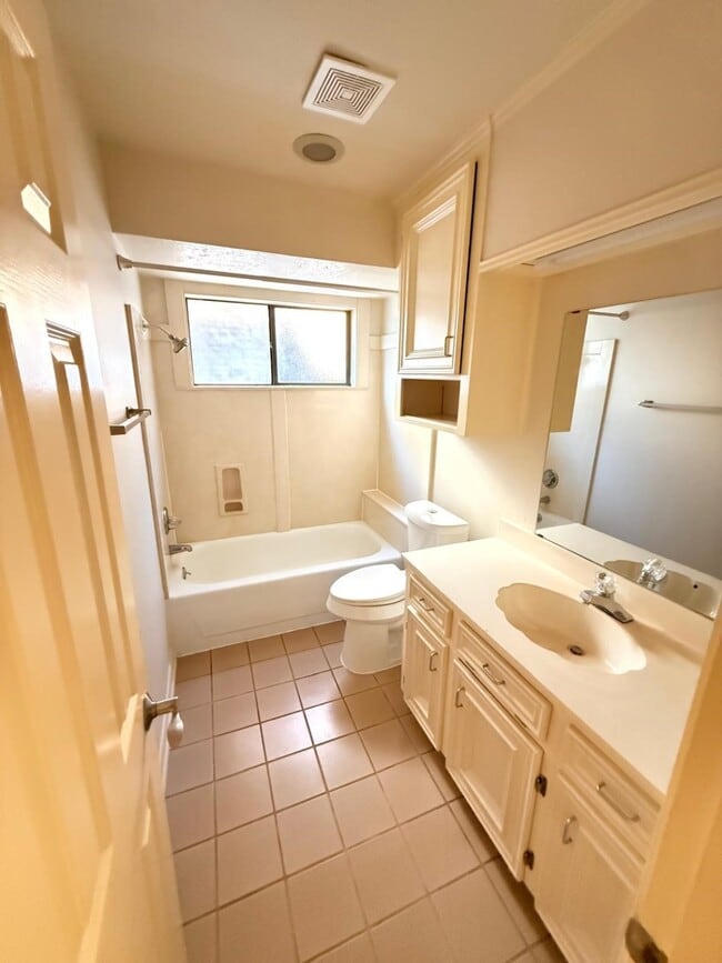 Building Photo - 16214 Dunmoor Dr