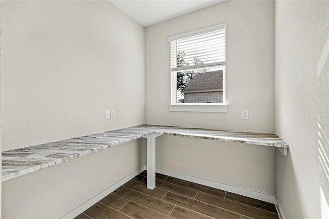 Building Photo - 2725 Stone Branch Dr