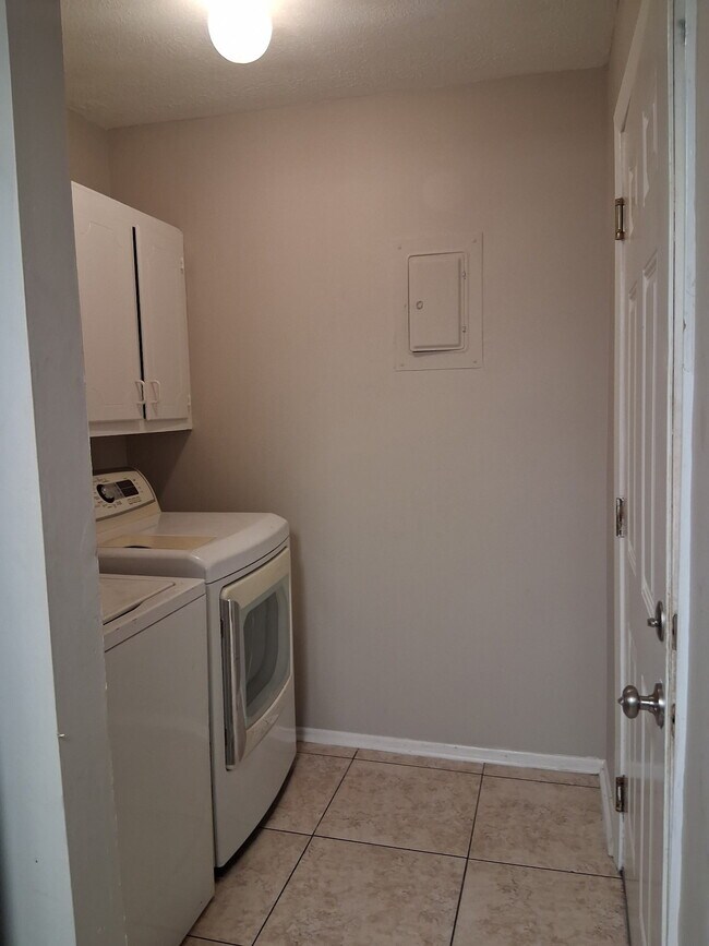 Building Photo - 409 Lakebend Pl