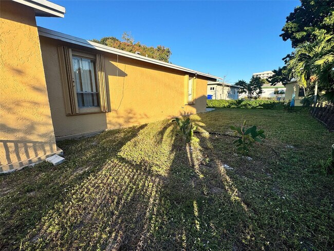 Building Photo - 704 NW 3rd Ave