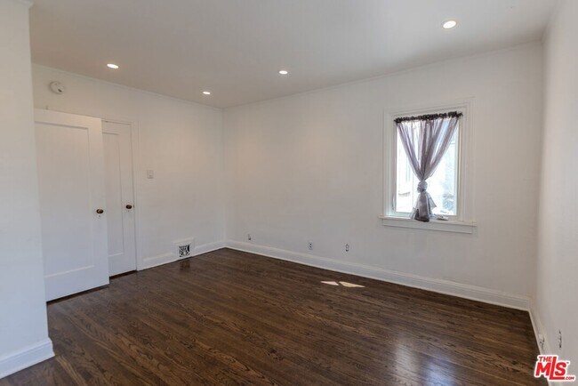 Building Photo - 1067 S Sycamore Ave