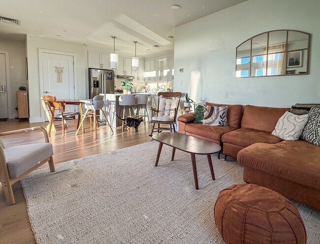 Primary Photo - 301 Border St