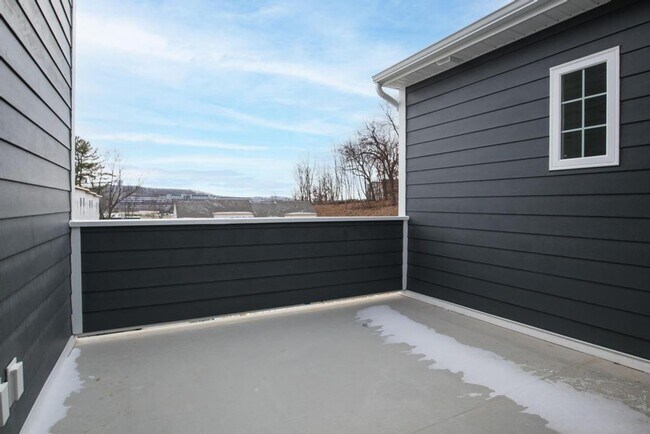 Building Photo - Luxury Townhome in the Heart of Cranberry Twp