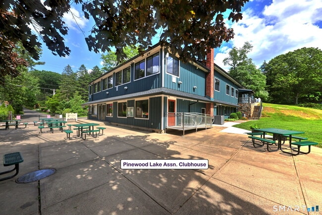 Building Photo - 10 Old Pinewood Trail