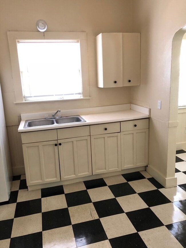 Building Photo - Adorable 7 bedroom house directly across from Chico State! Available July!