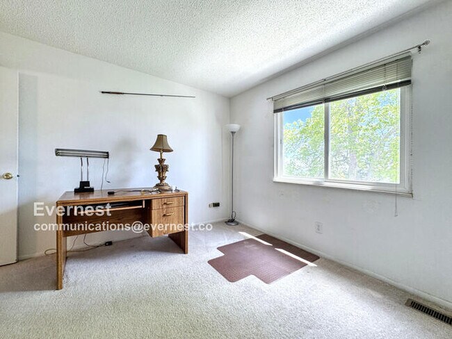 Building Photo - Lovely 3-Bedroom Townhome with Modern Comf...