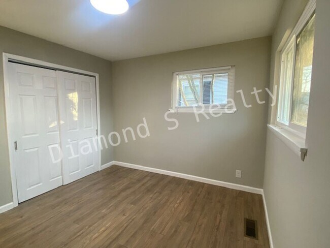 Building Photo - Cute 3-Bedroom Home Located Near Bass Pro!