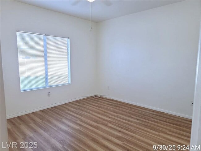 Building Photo - Cozy First-Floor End Unit with Fireplace &...