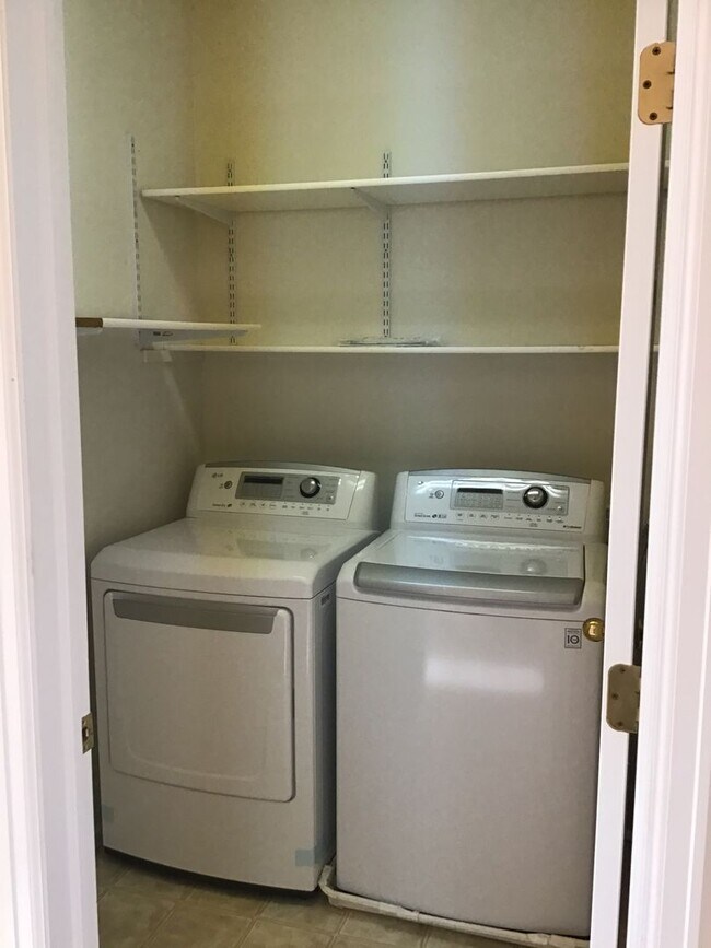 Building Photo - 3 bed 2.5 bath townhome for rent at Cherry landing 80016