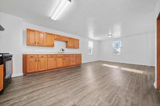 Building Photo - Freshly Renovated 4BR Apartment