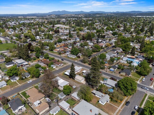 Building Photo - 420 E Sanson Ave