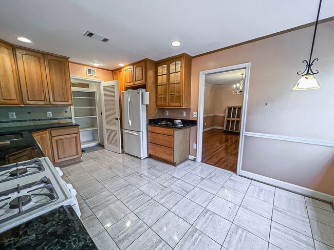 Building Photo - Cheerful 3 Bedroom 2 Bathroom With Office And Spacious Fenced Yard In Beautiful Pimmit Hills