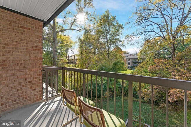 Building Photo - 9743 Kings Crown Ct