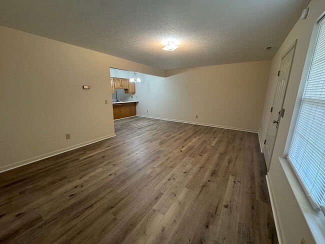 Building Photo - One level 2 Bedroom Apartment