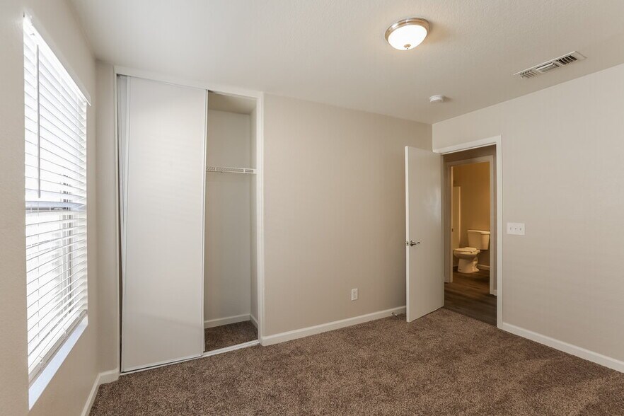 Building Photo - 1074 E Silversmith Trail