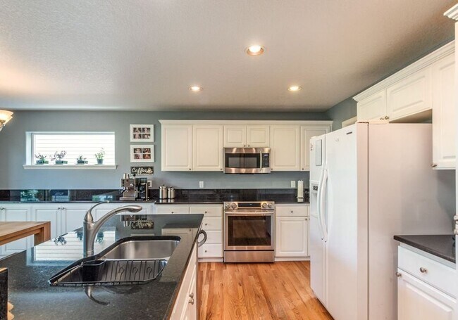 Building Photo - Beautiful Spacious Home!