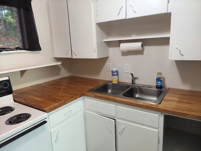 Building Photo - "Charming 2-Bedroom Retreat in Abbeville – Ideal Comfort and Convenience Await!"