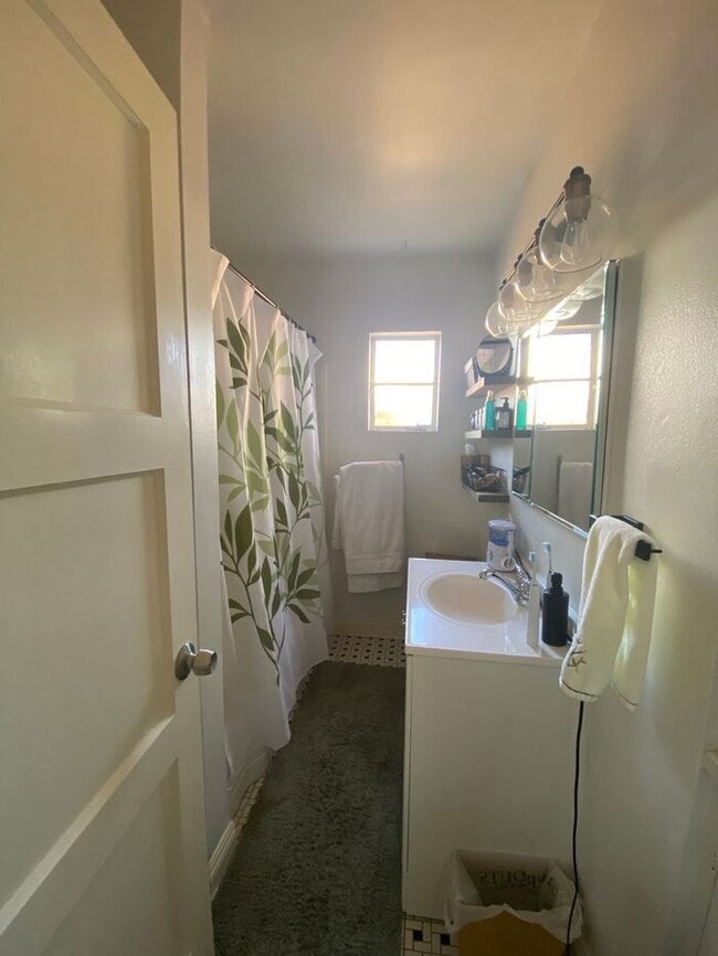 Building Photo - Gorgeous 3 bedroom 1 bath in Historic Coro...