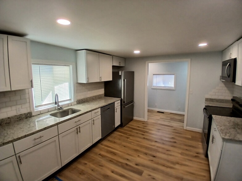 Primary Photo - 2311 W Godman Ave