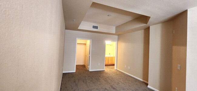 Building Photo - 2 Bedroom recently painted 2nd Floor Condo in Guard Gated Park Avenue!