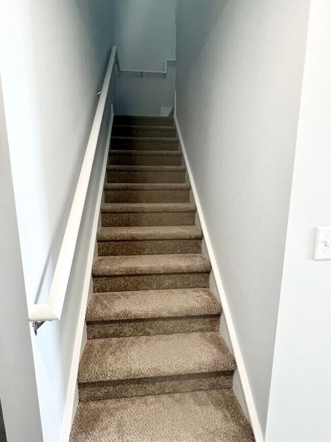 Building Photo - MOVE IN READY - FOUR Bedrooms! Master suite on both levels! Great Conway Location!