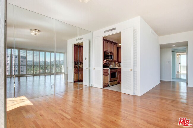 Building Photo - 10433 Wilshire Blvd