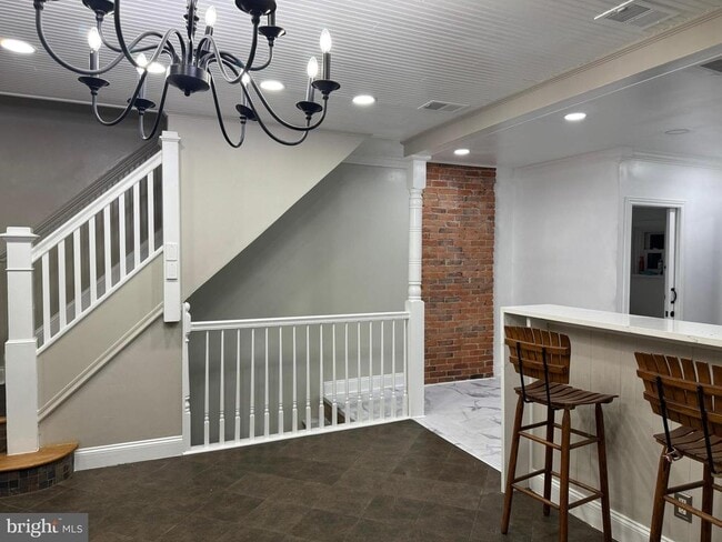 Building Photo - 725 W Mt Vernon St