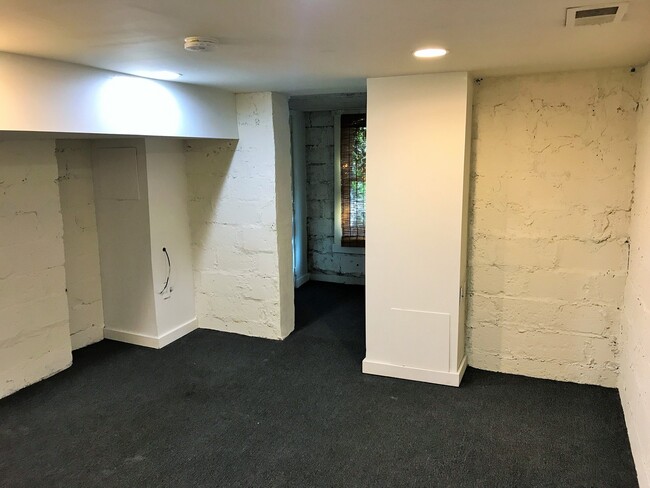 Building Photo - VERY NICELY DONE OAKLAND HOUSE AVAILABLE AUGUST 2026!