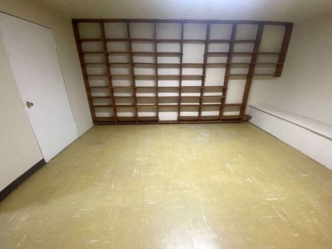 Building Photo - PRICE REDUCTION! A spacious three bedroom/...