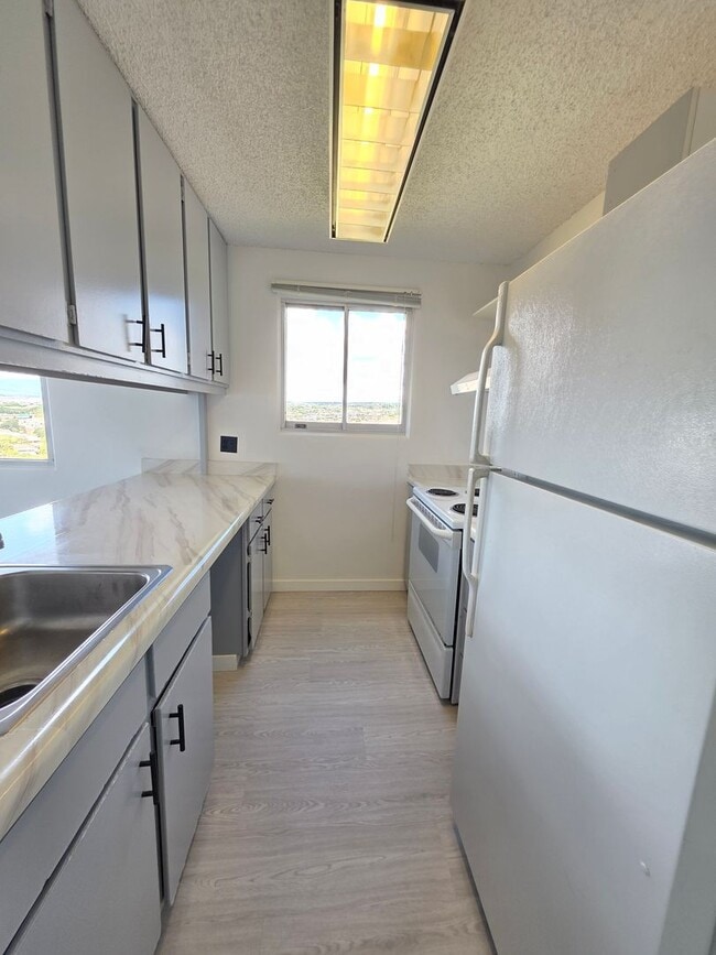 Building Photo - Lele Pono - 2 Bedroom 2 Bathroom 2 Parking...