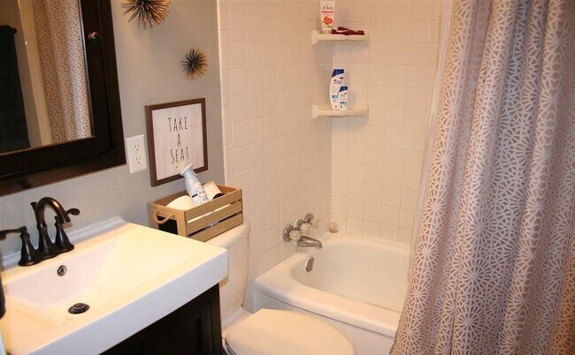 Building Photo - Charming home -  Coming open JUNE 15TH