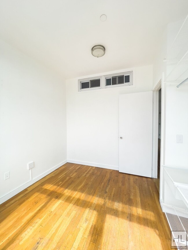 Building Photo - Sunlit Bushwick 2-Bed Plus a 3rd Room / Pr...