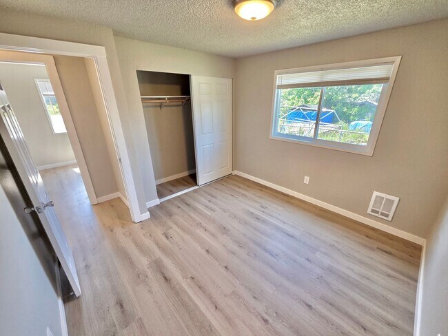 Building Photo - Luminous & Spacious apartments with Private Balcony in Tacoma
