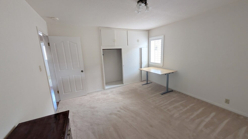 Building Photo - 559 Cherry Way
