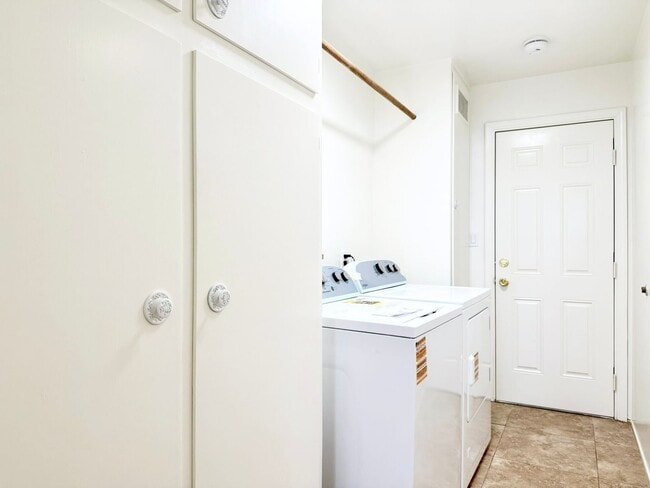 Building Photo - Single Level Duplex!