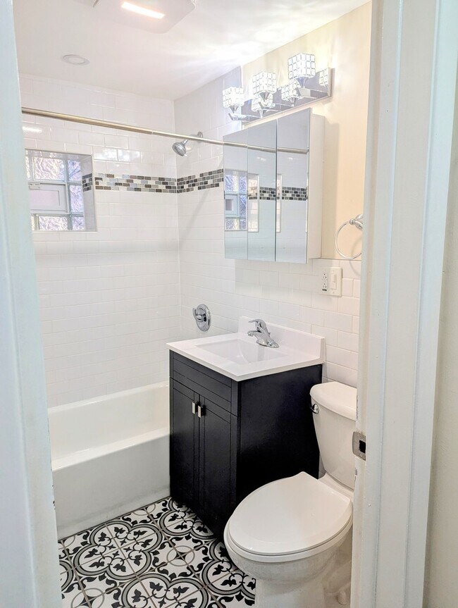 Building Photo - 6949 W Diversey Ave