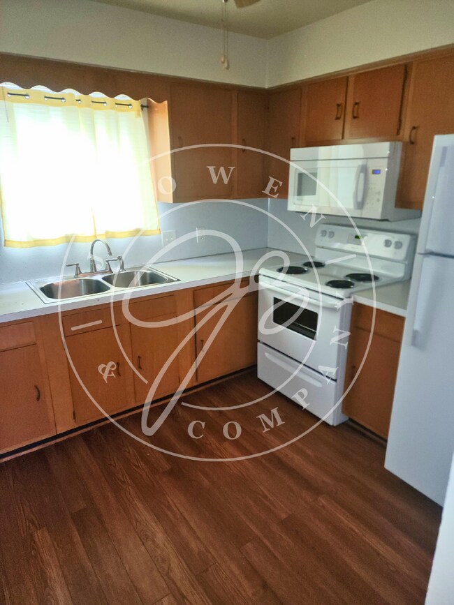 Building Photo - 2 bedroom- Perrysburg School District! Rea...