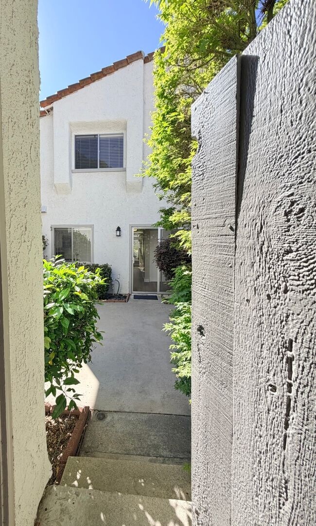 Building Photo - Beautiful End-Unit Townhome 2 bedroom and 1.5 bath