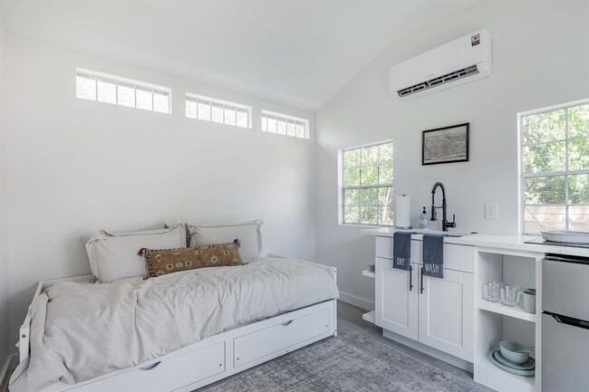 Building Photo - 2405 Trafalgar Dr