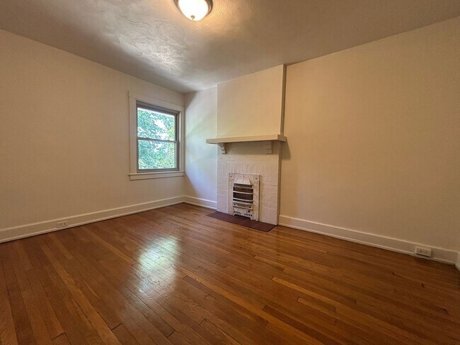Building Photo - Perfect 3 BR Townhouse in Lovely Squirrel Hill Location! Private Backyard & MORE!! CALL TODAY!